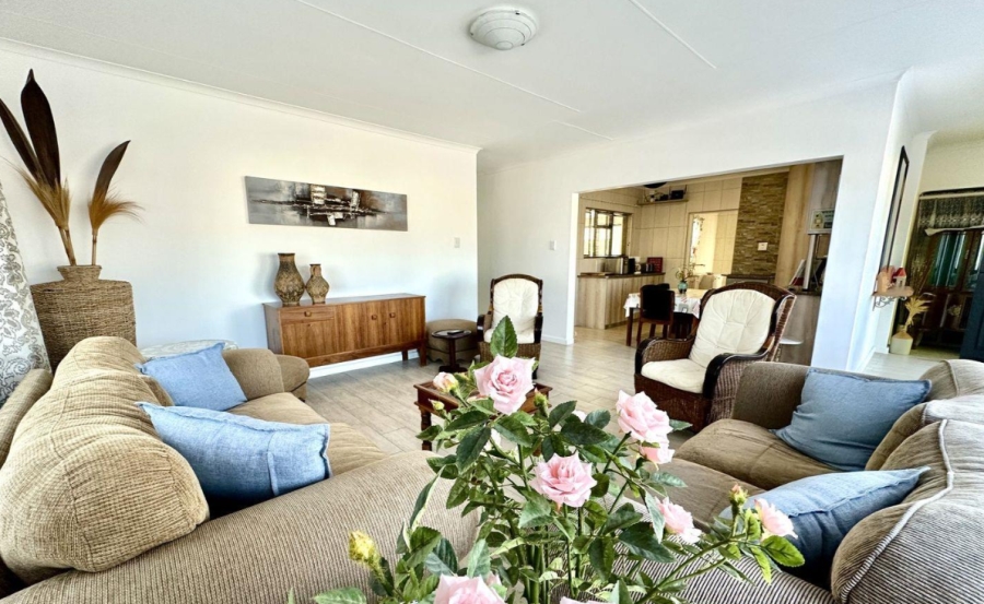 5 Bedroom Property for Sale in Fraaiuitsig Western Cape